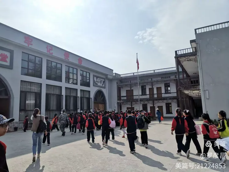 弋阳县谢叠山小学红心向党